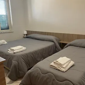  בית הארחה Airport Tourist's House
